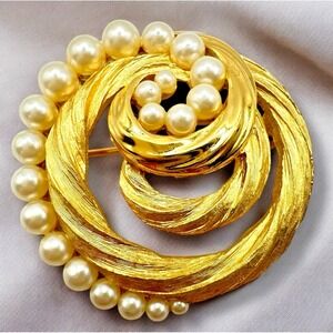 Crown TRIFARI Brooch Brushed Gold Tone Swirl Faux Pearls 1.75" Signed
